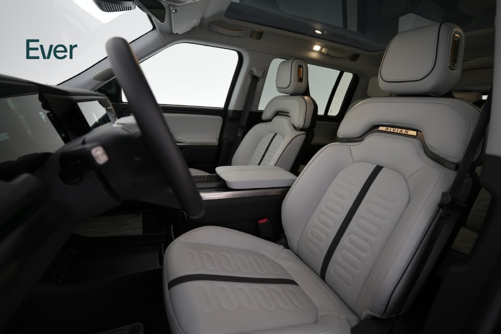 Used 2025 Rivian R1S Adventure Dual AWD/4WD image 4
