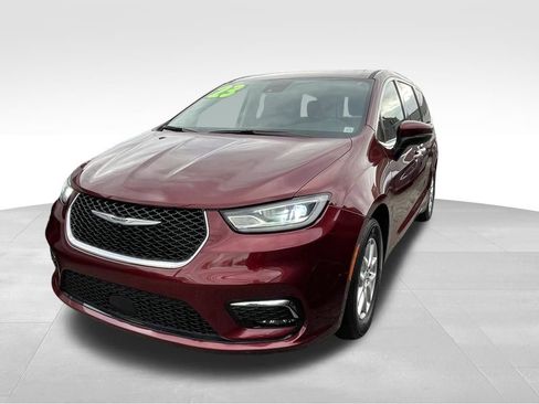 Used 2023 Chrysler Pacifica Touring-L image 2