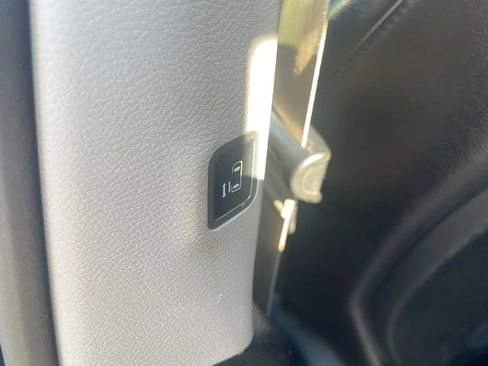 Used 2022 Chrysler Pacifica Touring-L image 11