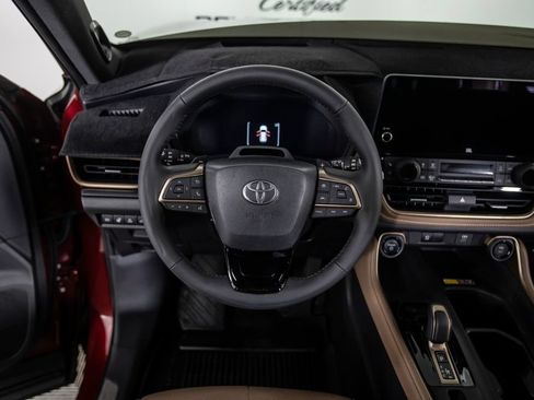 Used 2025 Toyota Grand Highlander AWD Hybrid image 28