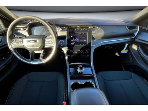 New 2025 Jeep Grand Cherokee L Laredo image 6