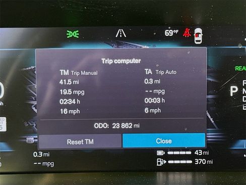 Certified 2023 Volvo XC60 T8 Core w/ Climate Package image 12