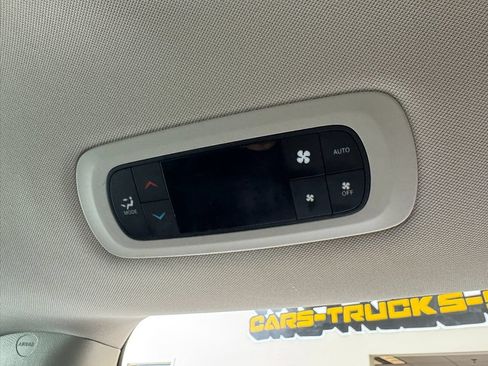 Used 2018 Chrysler Pacifica Touring-L FWD image 47