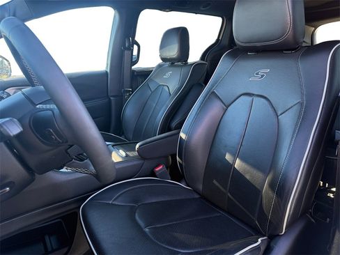 Used 2023 Chrysler Pacifica Limited w/ Uconnect Theater Family Group image 9
