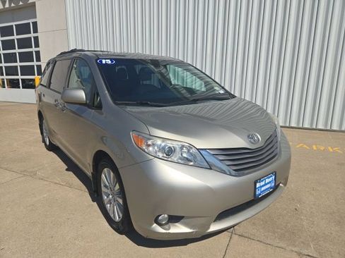 Used 2015 Toyota Sienna XLE AWD/4WD image 2