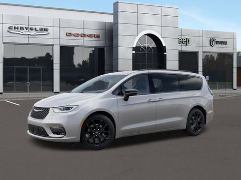 New 2026 Chrysler Pacifica Limited w/ Trailer Tow Group image 2