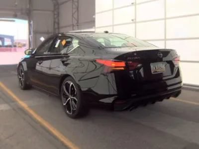 Used 2025 Nissan Altima 2.5 SR FWD image 2