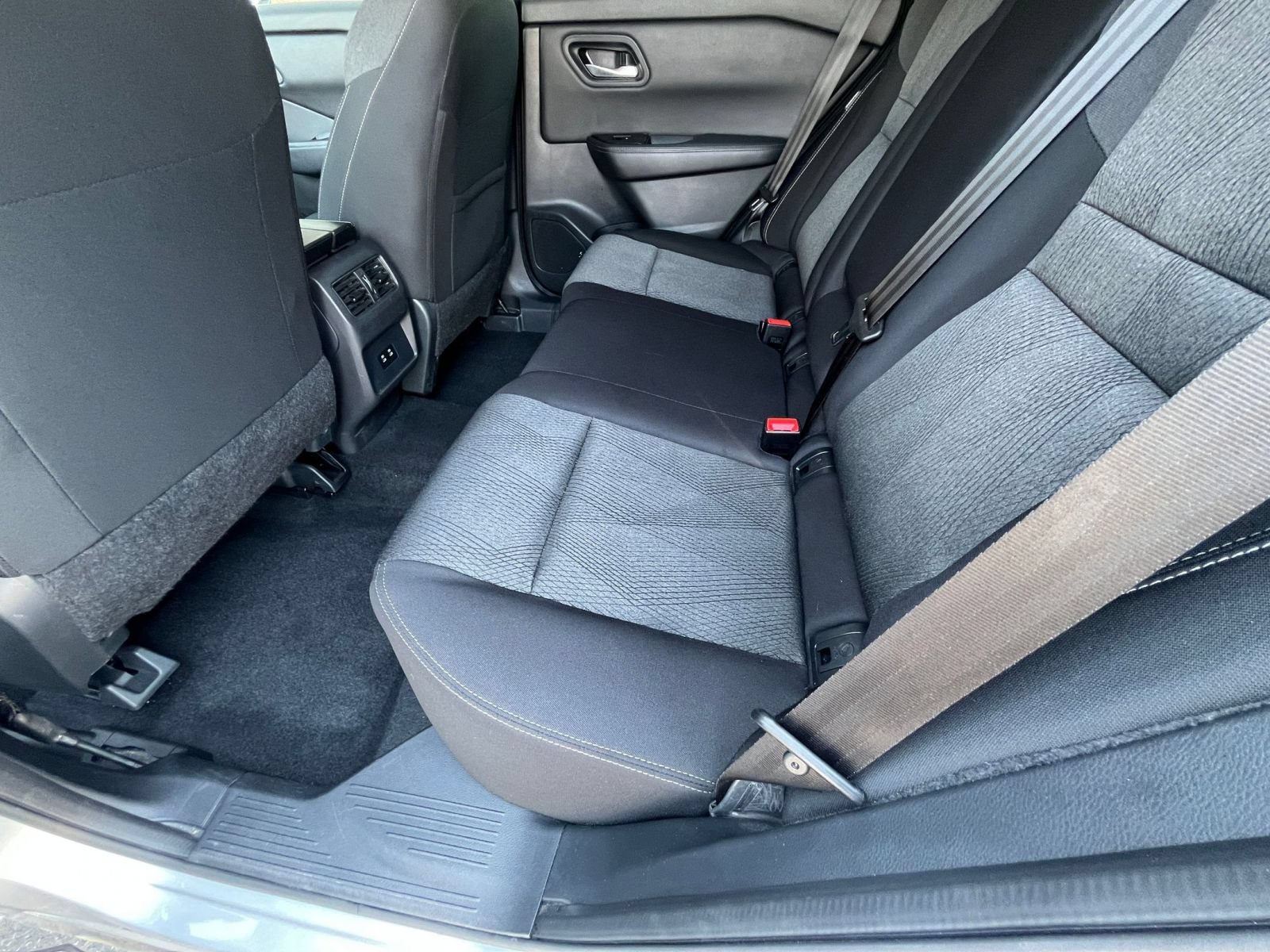 Used 2025 Nissan Rogue SV FWD image 27