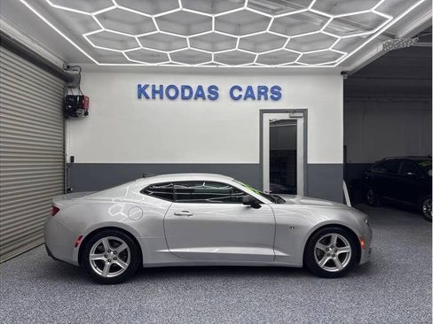 Used 2018 Chevrolet Camaro LT RWD image 5