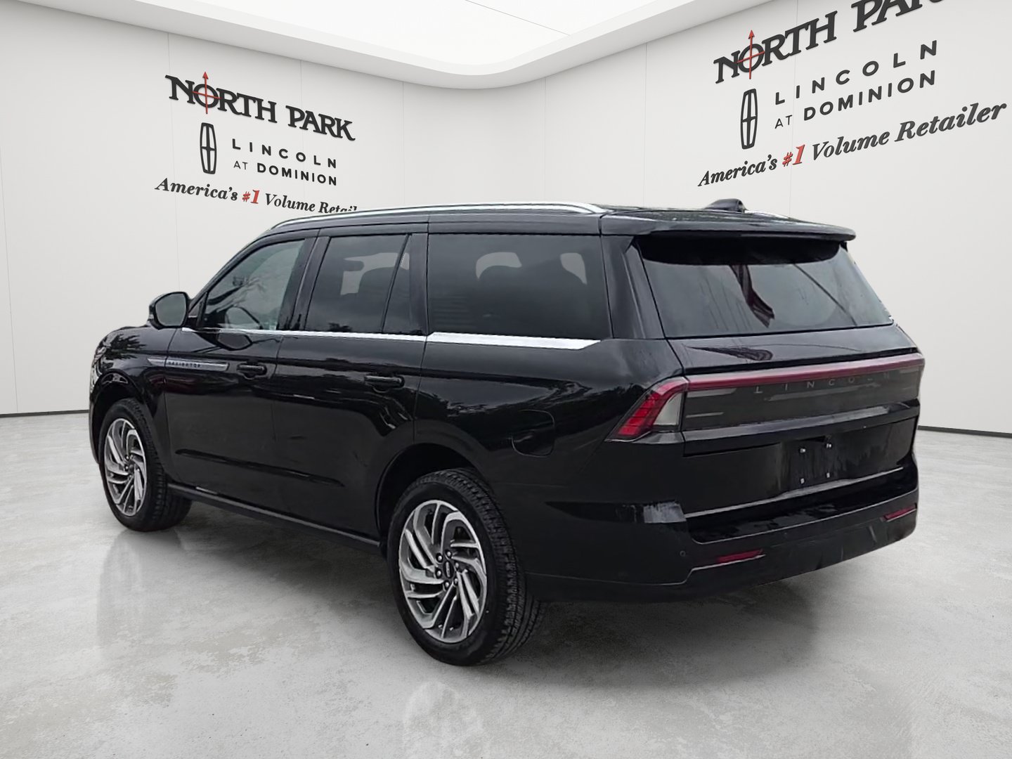 Used 2025 Lincoln Navigator Reserve AWD/4WD image 3