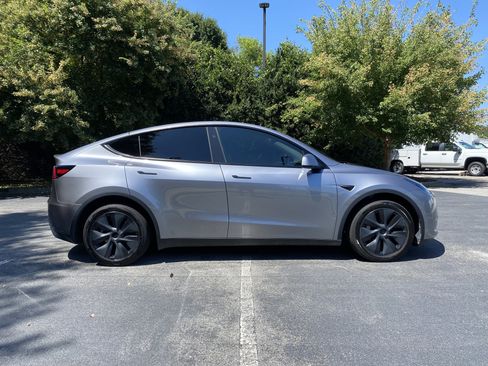 Used 2024 Tesla Model Y Long Range AWD/4WD image 10
