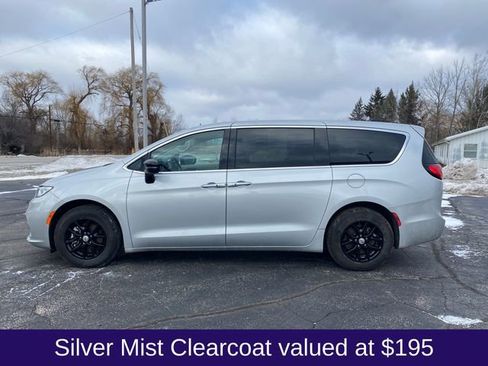 Used 2024 Chrysler Pacifica Touring-L image 2