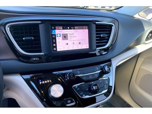 Used 2022 Chrysler Voyager LX FWD image 7