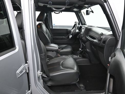 Used 2014 Jeep Wrangler Unlimited Sahara image 33