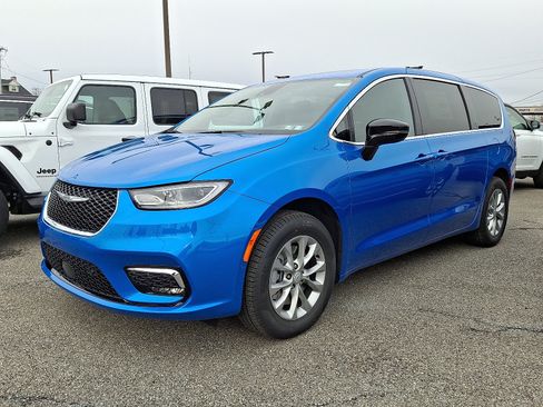 New 2026 Chrysler Pacifica Select AWD/4WD image 3