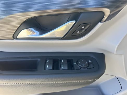 Used 2024 GMC Terrain SLE image 23