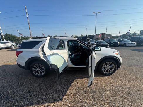 Used 2022 Ford Explorer XLT w/ Equipment Group 202A AWD/4WD image 8