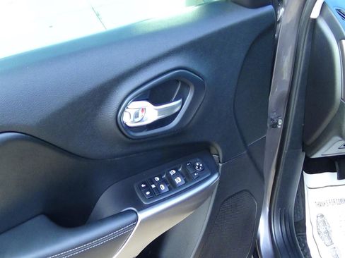 Used 2020 Jeep Cherokee Latitude Plus w/ Cold Weather Group FWD image 15