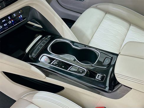 Used 2022 Buick Envision Avenir w/ Technology Package II image 16