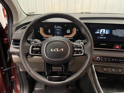 Used 2025 Kia Carnival EX FWD image 18
