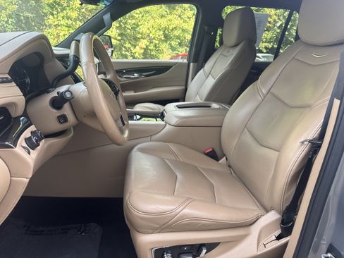 Used 2019 Cadillac Escalade Platinum AWD/4WD image 2