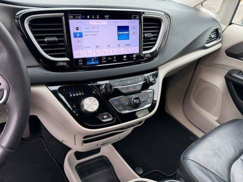 Used 2022 Chrysler Pacifica Touring-L image 26
