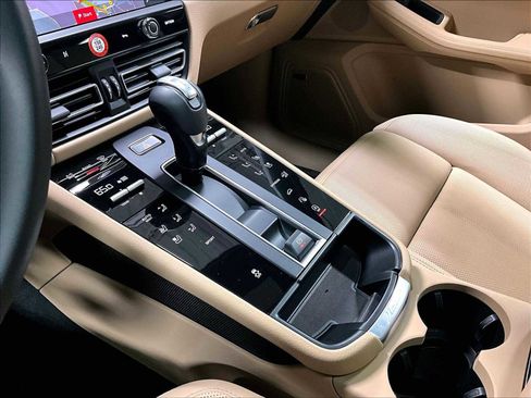 Used 2025 Porsche Macan image 20