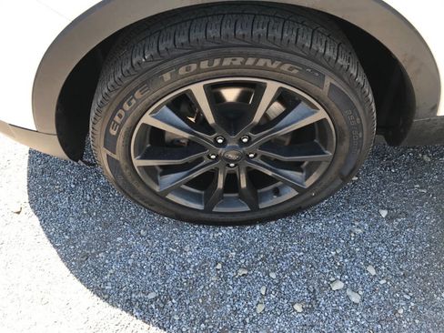 Used 2017 Ford Explorer XLT w/ Equipment Group 202A AWD/4WD image 22