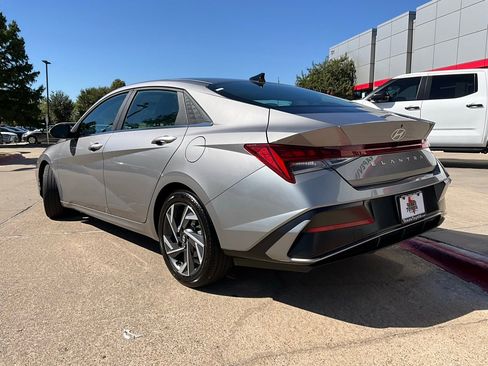 Used 2025 Hyundai Elantra Limited image 8