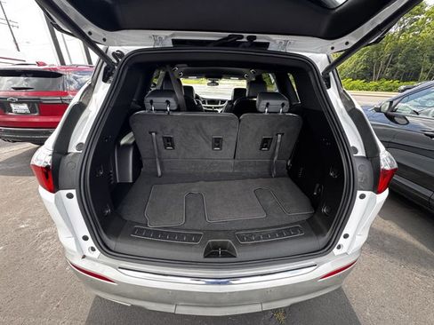 Used 2023 Buick Enclave Essence image 9