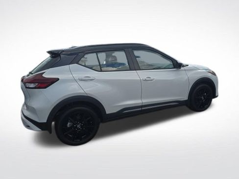 Used 2023 Nissan Kicks SR w/ SR Premium Package FWD image 3