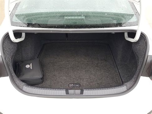 Certified 2022 Volkswagen Jetta SEL image 9