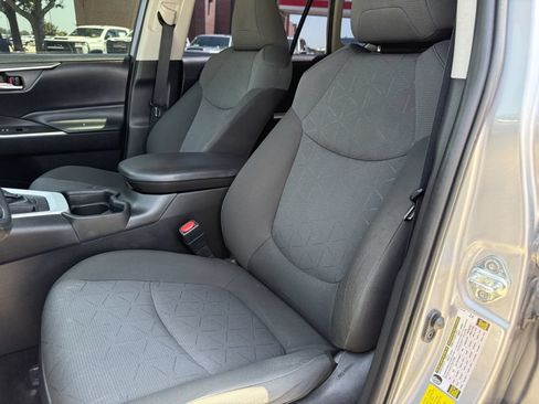 Used 2021 Toyota RAV4 XLE FWD image 27