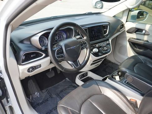 Used 2020 Chrysler Pacifica Touring-L Plus w/ Tire & Wheel Group FWD image 26