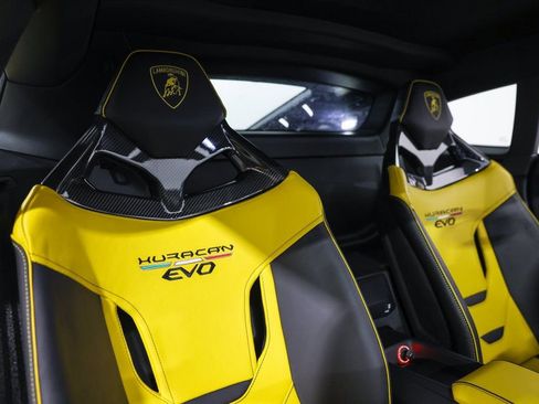 Used 2020 Lamborghini Huracan EVO image 26