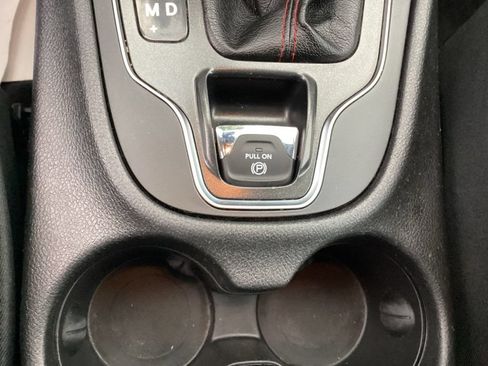 Used 2019 Jeep Cherokee Trailhawk AWD/4WD image 33