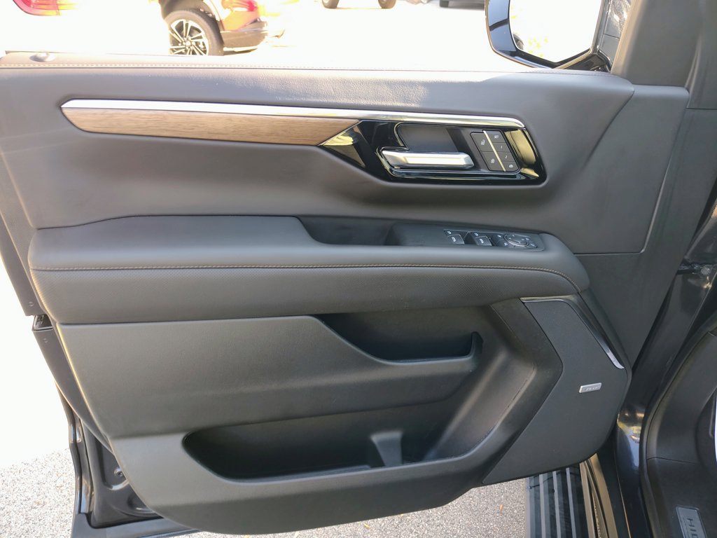 Used 2025 Chevrolet Suburban High Country AWD/4WD image 22