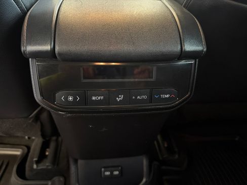 Used 2022 Toyota Highlander XLE AWD/4WD image 15