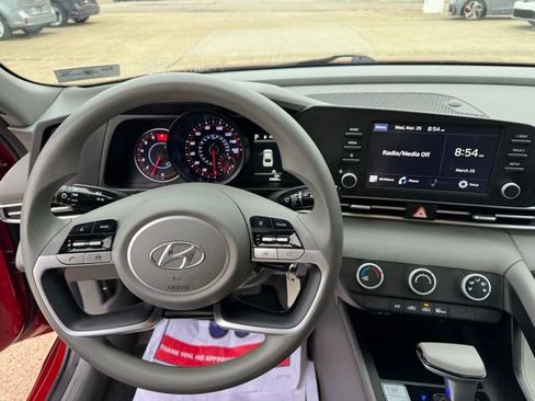 Used 2023 Hyundai Elantra SE image 11