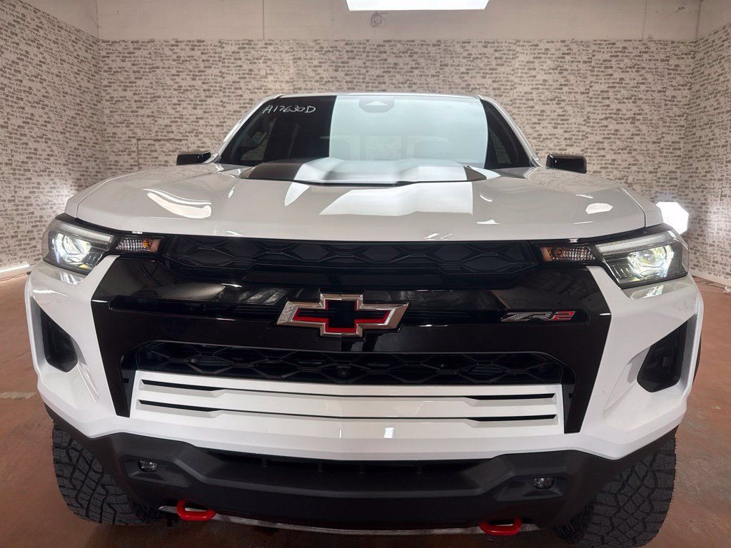 Used 2025 Chevrolet Colorado ZR2 w/ Midnight Edition AWD/4WD image 2