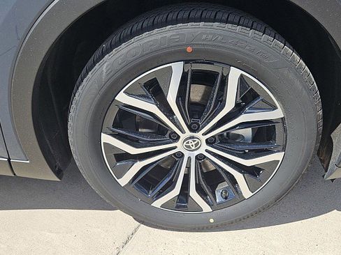 Used 2025 Toyota Crown image 2