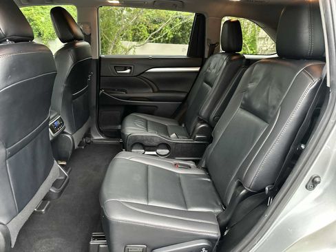 Used 2019 Toyota Highlander XLE FWD image 17