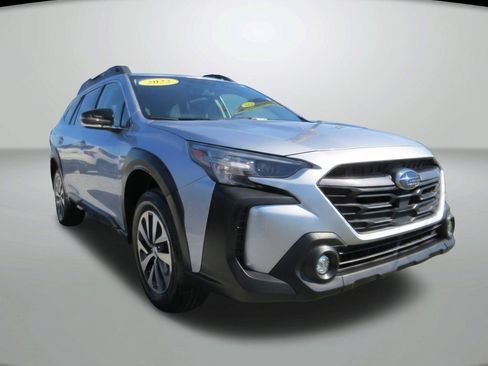 Used 2023 Subaru Outback Premium AWD/4WD image 3