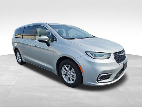 Used 2023 Chrysler Pacifica Touring-L FWD image 7