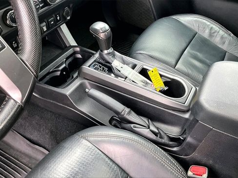 Used 2021 Toyota Tacoma TRD Off-Road w/ TRD Premium Off Road Package image 17