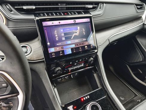 Used 2023 Jeep Grand Cherokee Limited w/ Luxury Tech Group II image 18