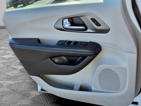 Used 2024 Chrysler Pacifica Select image 17