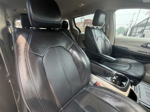 Used 2021 Chrysler Pacifica Touring-L FWD image 25