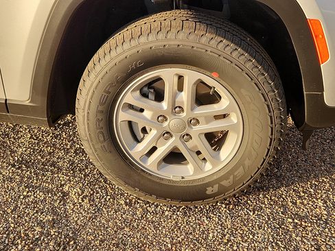 Used 2025 Jeep Grand Cherokee Laredo image 4