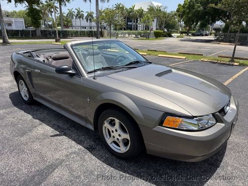 Used 2002 Ford Mustang Convertible RWD image 2
